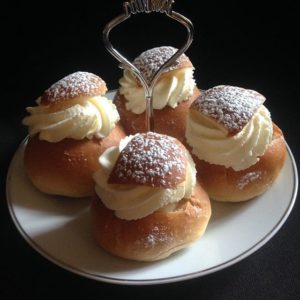 16908151 175165202986398 4707319237708873728 n - Idag bjuds det på semlor på Hårkällaren välkomna!!