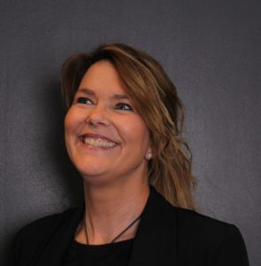 Om oss 3 Sara 2018 fixad 295x302 1 - Om oss
