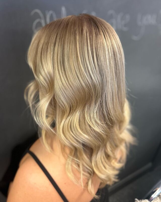 En av de roligaste och mest utmanade sakerna enligt mig, från hemma blek blond till en lyxig blond färg!😍 / Diana