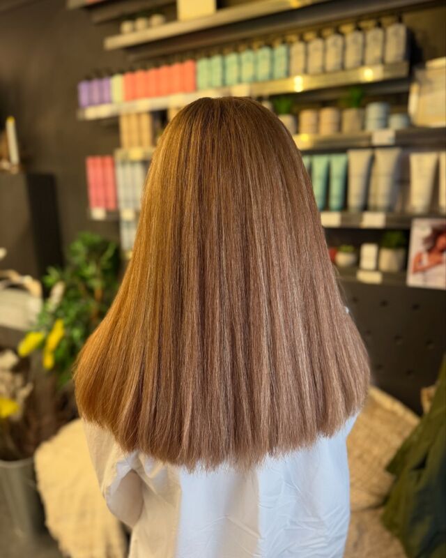 Lite ljusa vårslingor på det här otroligt tjocka och fantastiska håret☀️🌸 //Jeanette (trainee)