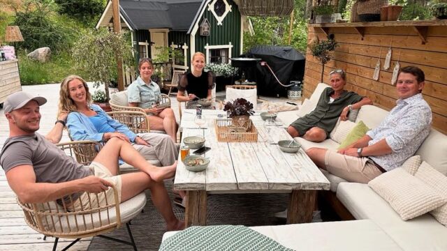 Härligt häng med hela Hårkällaren-familjen!

Nu firar vi in sommaren och semestertider men ni behöver inte vara oroliga 😉 - vi har öppet hela sommaren 🤪☀️🤩